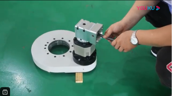 直齒驅(qū)動（齒輪式回轉(zhuǎn)驅(qū)動、回轉(zhuǎn)減速器）工作演示